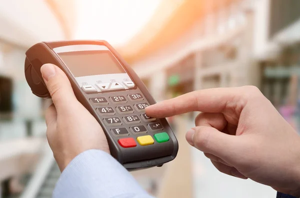 क्रेडिट कार्ड भुगतान मशीन का उपयोग करके हाथ — स्टॉक फ़ोटो, इमेज