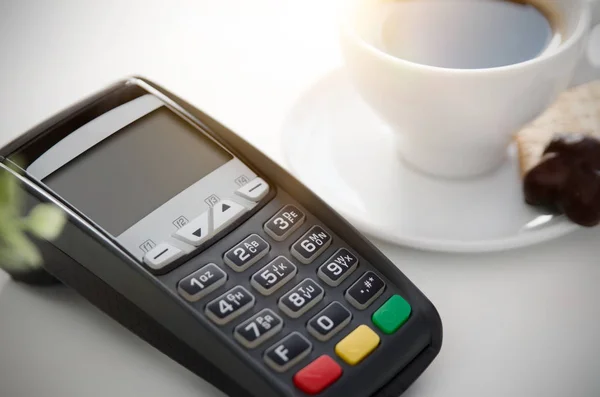 Paiement mobile dans un café avec téléphone intelligent — Photo