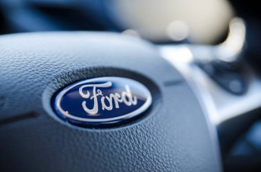 Direksiyon Ford tabelada yakın çekim.
