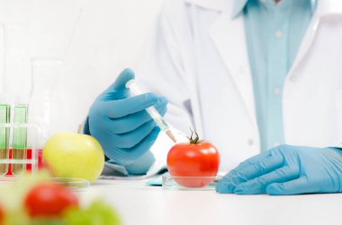 Bilim adamı genetiği değiştirilmiş gıda üzerinde çalışıyor.