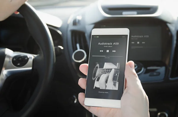 音楽を聴く。車のオーディオ システムに接続しているスマート フォン. — ストック写真