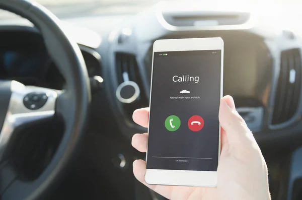 Man menggunakan sistem panggilan telepon di mobil — Stok Foto