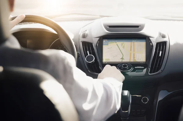 Personne conduisant une voiture avec navigation GPS — Photo