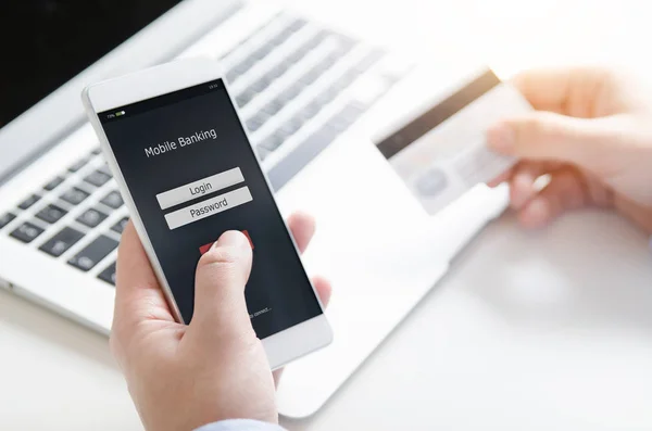 Meld u aan mobiel bankieren account op smart phone — Stockfoto