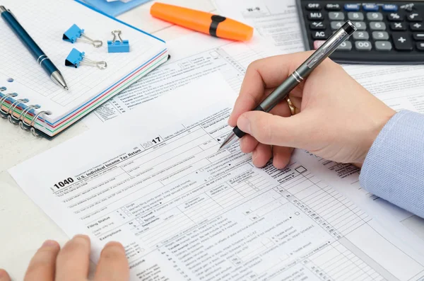 Man filling US tax form. — Stock Photo, Image