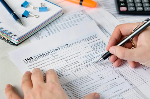 Homem preenchendo formulário de imposto dos EUA . — Fotografia de Stock