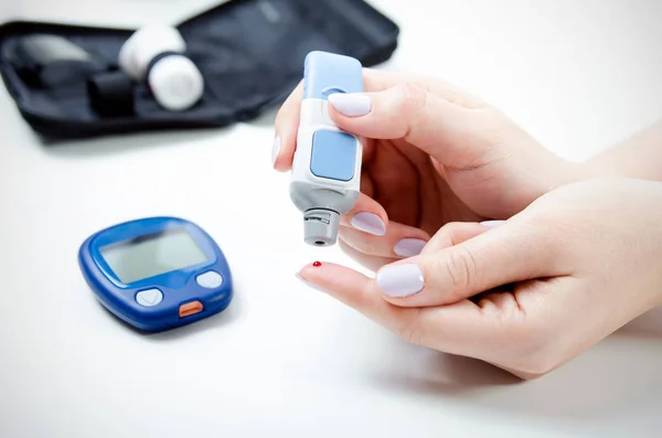 Diabetes haciendo la medición de glucosa en sangre . — Foto de Stock