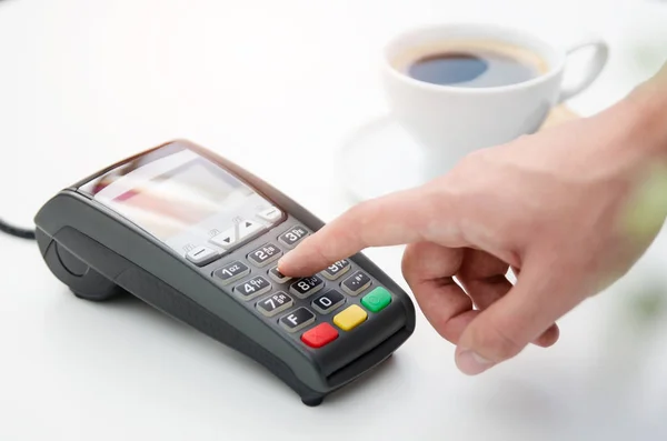 Pembayaran ponsel di kafe dengan ponsel pintar — Stok Foto