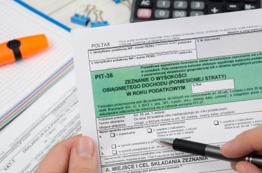 Lehçe vergi formu Pit-36 tutan adam