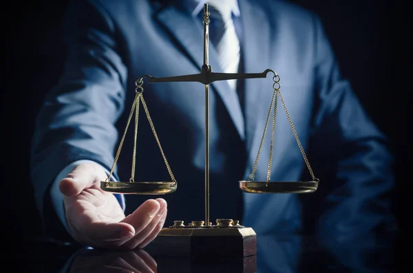 Escala de peso da justiça, advogado em segundo plano — Fotografia de Stock