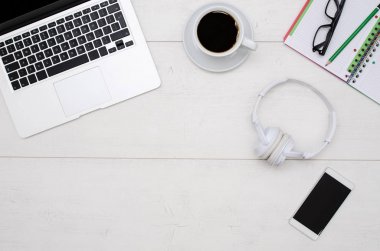 Ofis resepsiyon masası dizüstü bilgisayar ve sarf malzemeleri