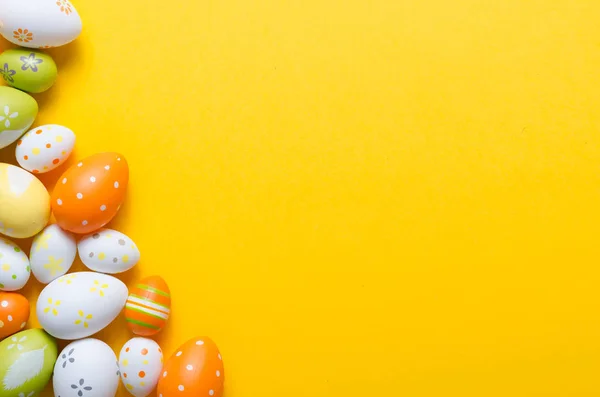 色彩艳丽的东方装饰背景，色彩艳丽的鸡蛋 — 图库照片