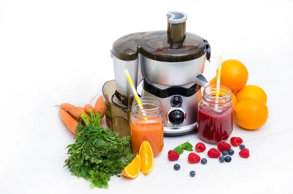 Приготування соку зі свіжих фруктів і овочів — стокове фото