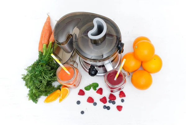 Preparazione del succo di frutta e verdura fresca — Foto Stock