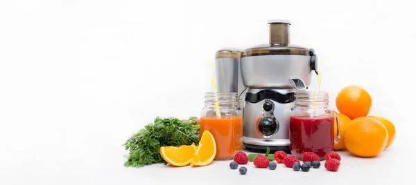 Подготовка сока из свежих фруктов и овощей — стоковое фото