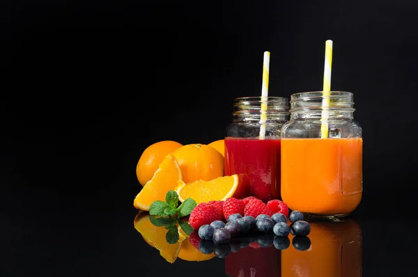 Сок из свежих фруктов и овощей — стоковое фото