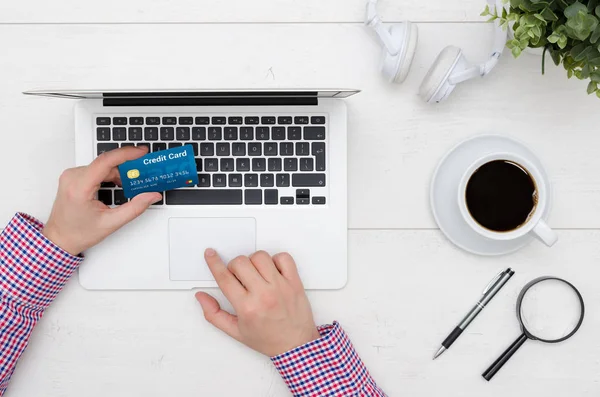Онлайн покупки з кредитною карткою — стокове фото