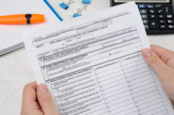 Man holding polish tax form VAT-7 — Stock Photo, Image