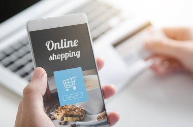 İnternet alışverişi için akıllı telefonu kullanmak. Kredi kartı internet ödemesi.