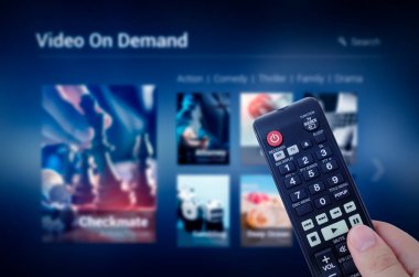 VOD hizmeti uzaktan kumanda ile ekran elinde