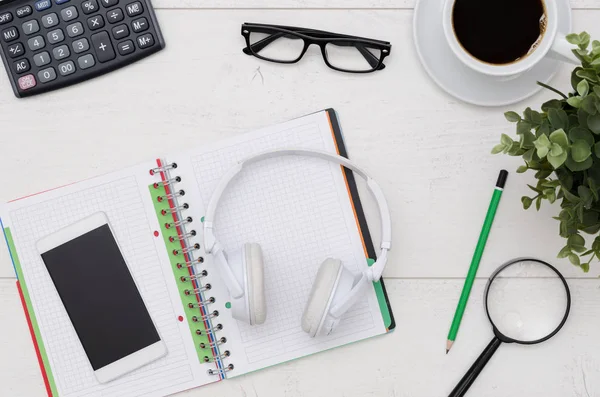 Bürotisch mit Kopfhörer und Zubehör — Stockfoto