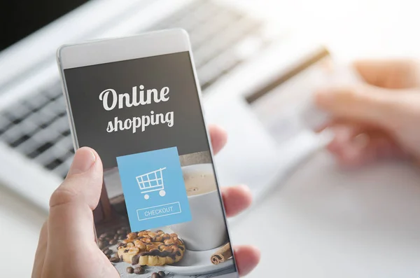 Utilizzo di smartphone per lo shopping online. Pagamento internet con carta di credito. — Foto Stock