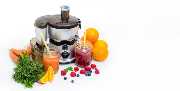 Förbereda juice från färsk frukt och grönsaker — Stockfoto