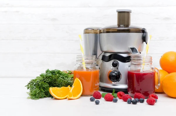 Menyiapkan jus dari buah-buahan dan sayuran segar — Stok Foto