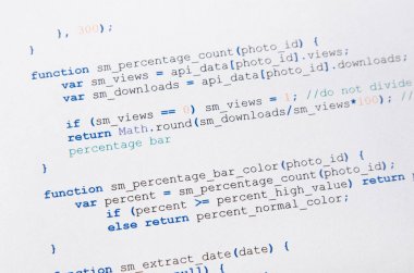 Programlama kodu web geliştirici bir parça kağıda basılmış