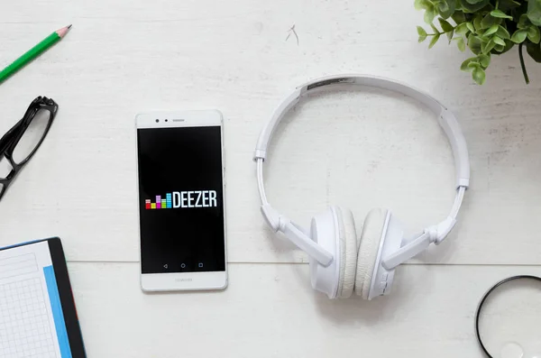 Deezer είναι μια υπηρεσία που προσφέρει νομική streaming μουσικής. — Φωτογραφία Αρχείου
