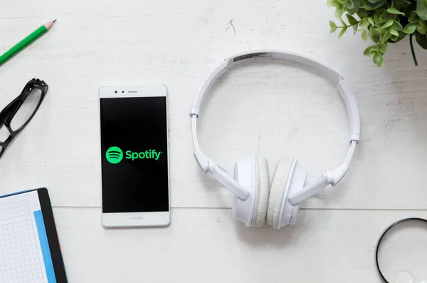 Spotify είναι μια υπηρεσία μουσικής που προσφέρει νομική streaming μουσικής — Φωτογραφία Αρχείου