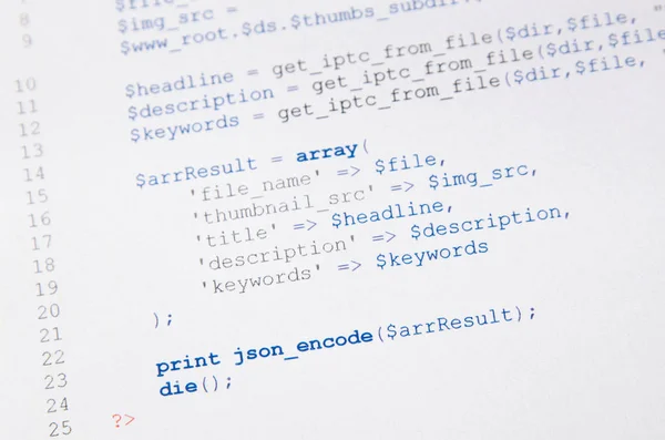 Código de programación para desarrolladores web impreso en un pedazo de papel —  Fotos de Stock