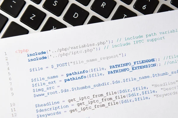 Webbutvecklare som programmerar kod tryckt på en bit papper — Stockfoto