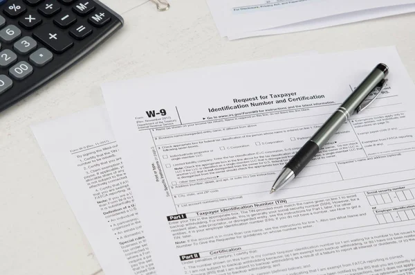 Us Steuerformular w-9 mit Stift und Taschenrechner — Stockfoto