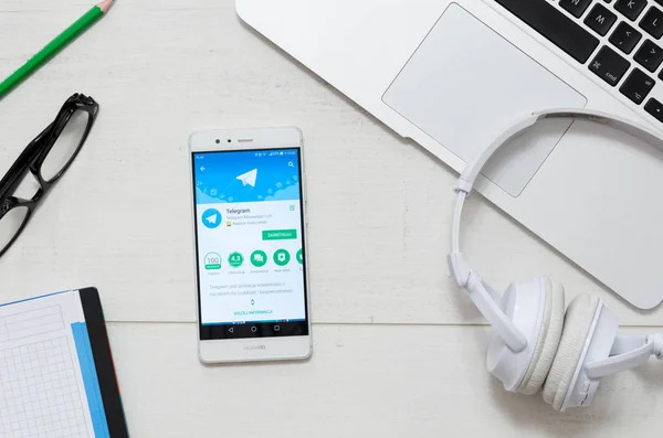 Telegram toepassing beschikbaar op Google Play store — Stockfoto