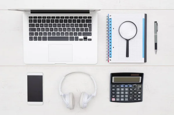Schreibtischtisch mit Laptop, Smartphone und Bürobedarf — Stockfoto