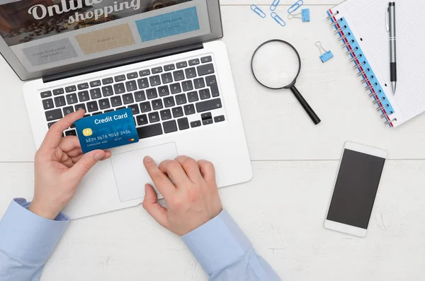 Онлайн покупки з кредитною карткою — стокове фото