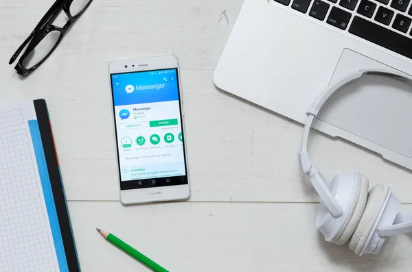 Приложение Messenger доступно в магазине Google Play — стоковое фото