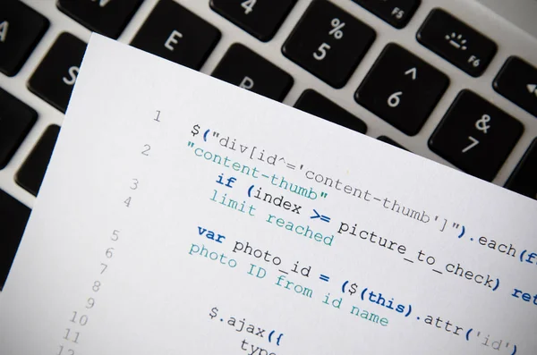 Código de programación para desarrolladores web impreso en un pedazo de papel — Foto de Stock