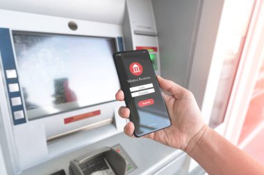 Cep telefonu olan bir ATM 'den para çek