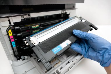 Adam lazer yazıcı toner değiştirme