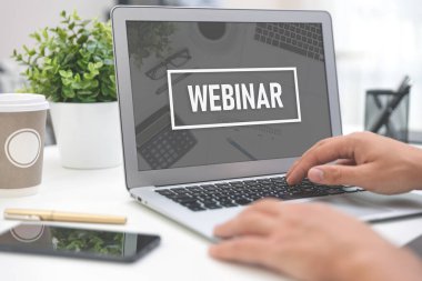 E-öğrenim platformu kullanan adam, webinar konsepti