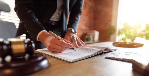 Abogado trabajando en la oficina. Concepto de derecho y justicia —  Fotos de Stock