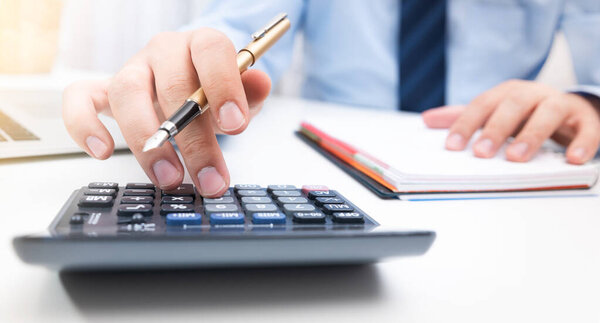 Бухгалтер рассчитывает налоговую информацию
