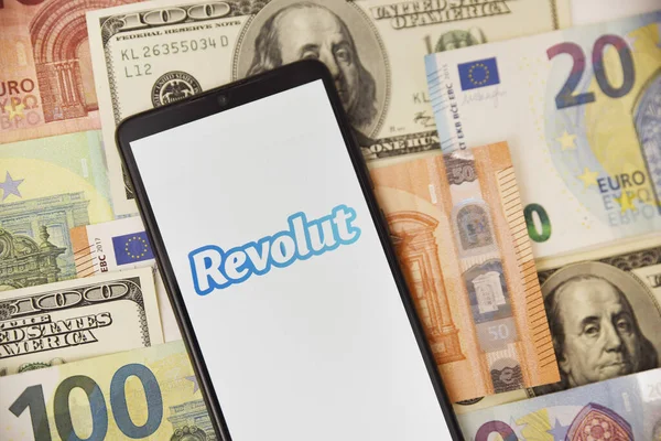 Revolut bank logo op telefoon scherm en valuta — Stockfoto