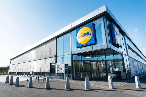 Supermercado LIDL en Polonia, descuento global alemán —  Fotos de Stock