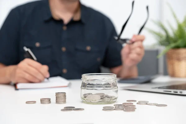 Poupança de dinheiro, orçamento, investimento, conceito financeiro — Fotografia de Stock