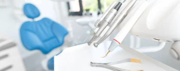 Kancelář zubaře. Zubní nářadí, příslušenství — Stock fotografie