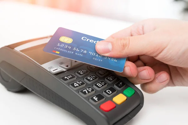 Man met creditcard in de winkel — Stockfoto