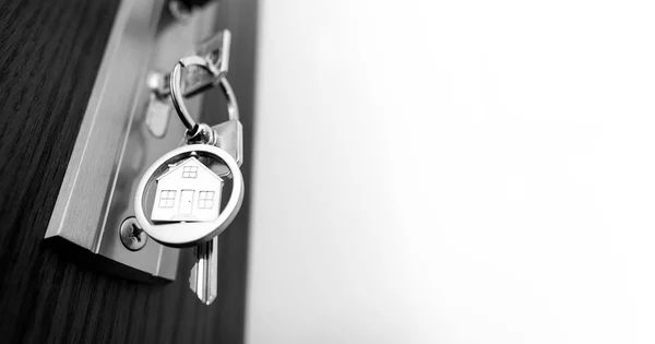 문의 아파트 열쇠, 부동산 개념 — 스톡 사진